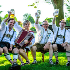 Besucher beim Oktoberfest im Bavarian Lodge Inn in Frankenmuth, Michigan