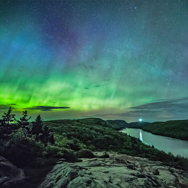 Nordlicht über dem Lake of the Clouds auf der Oberen Halbinsel Michigans